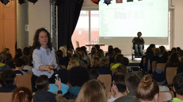 SchülerInnen stellen Fragen an Kübra Sekin